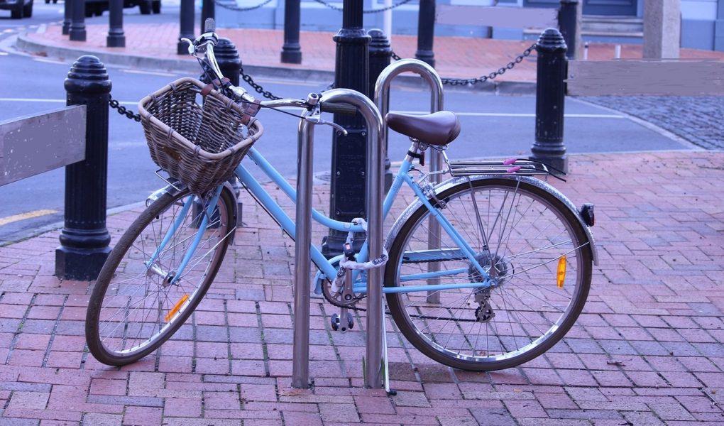 Vélo de ville bleu accroché
