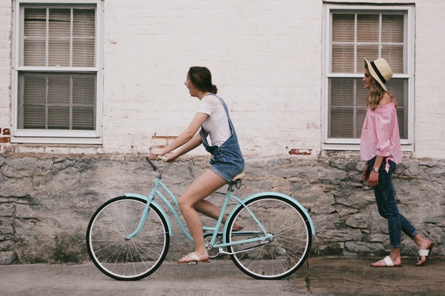Femme roulant sur son vélo